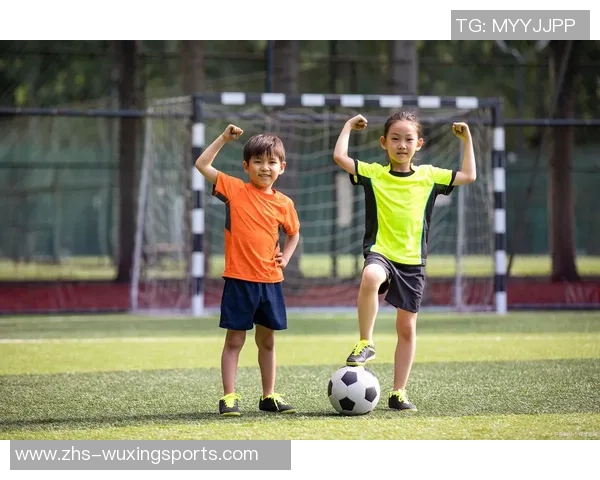 足球明星重返童年变婴儿萌态百出引发网友热议和欢笑